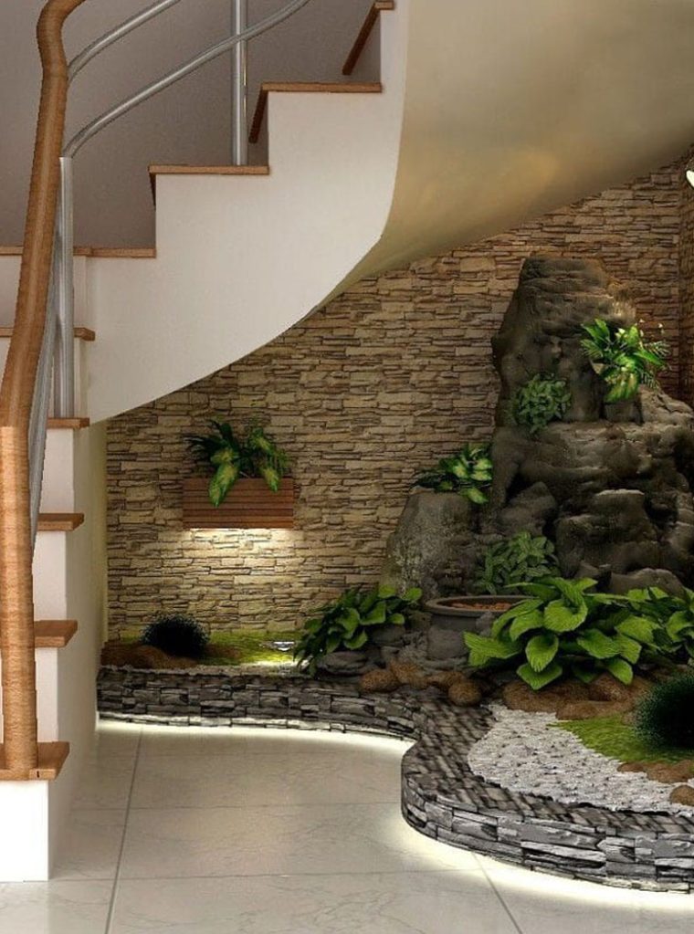 Jardín decorativo interior con muro de piedra