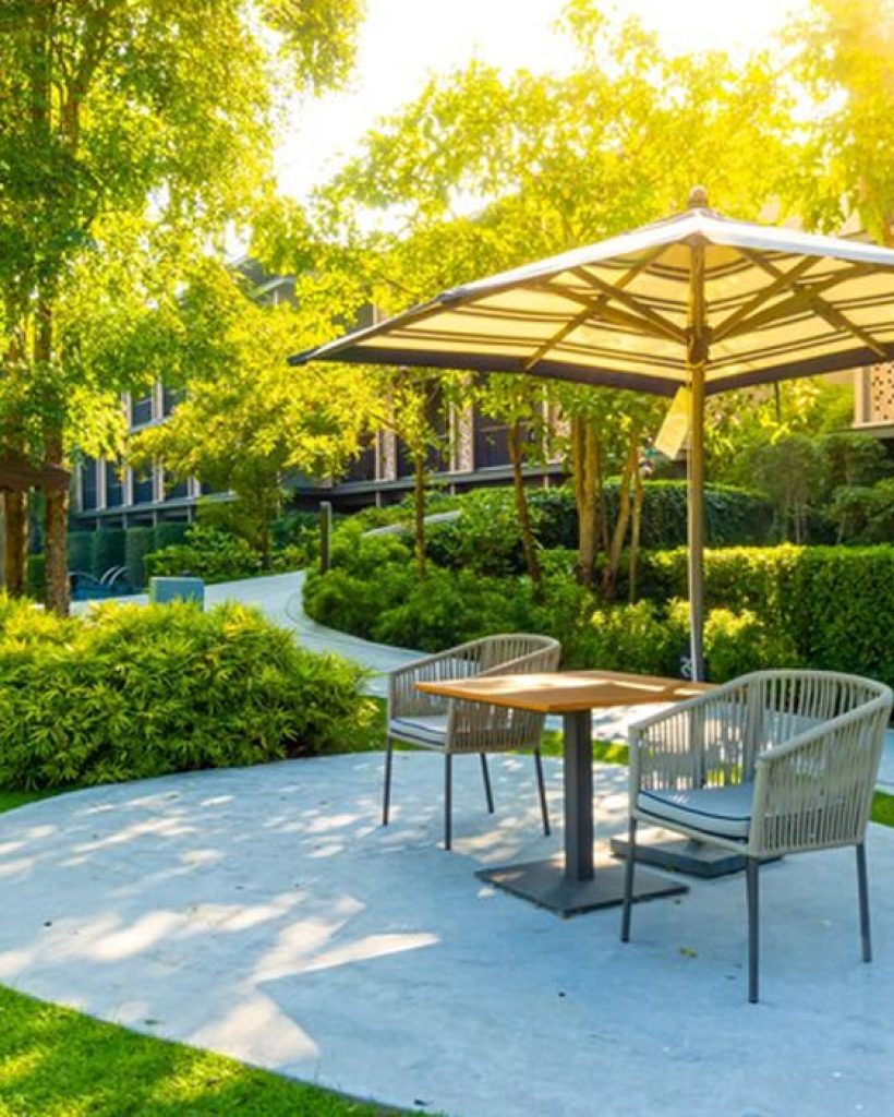 Patio decorado con jardín y zona de descanso